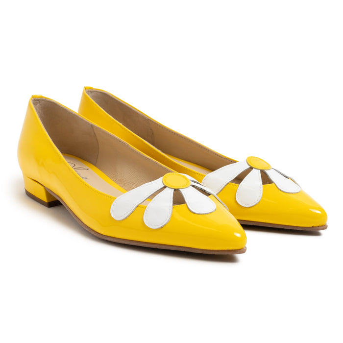 Women Pointed Ballet Flats With Flower in Yellow and White